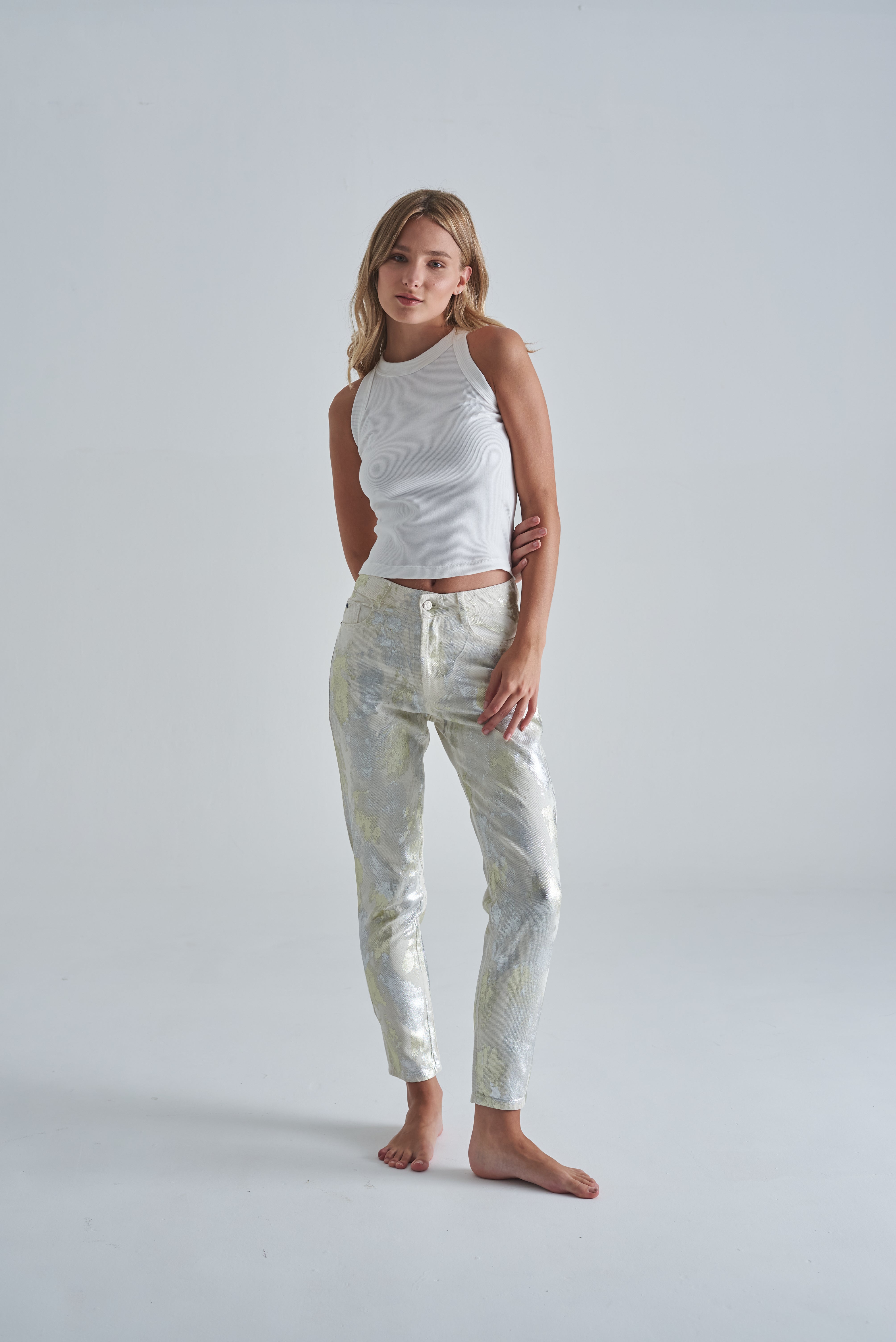 Jeans mom NAU para mujer en color blanco , estilo vintage y pierna recta.