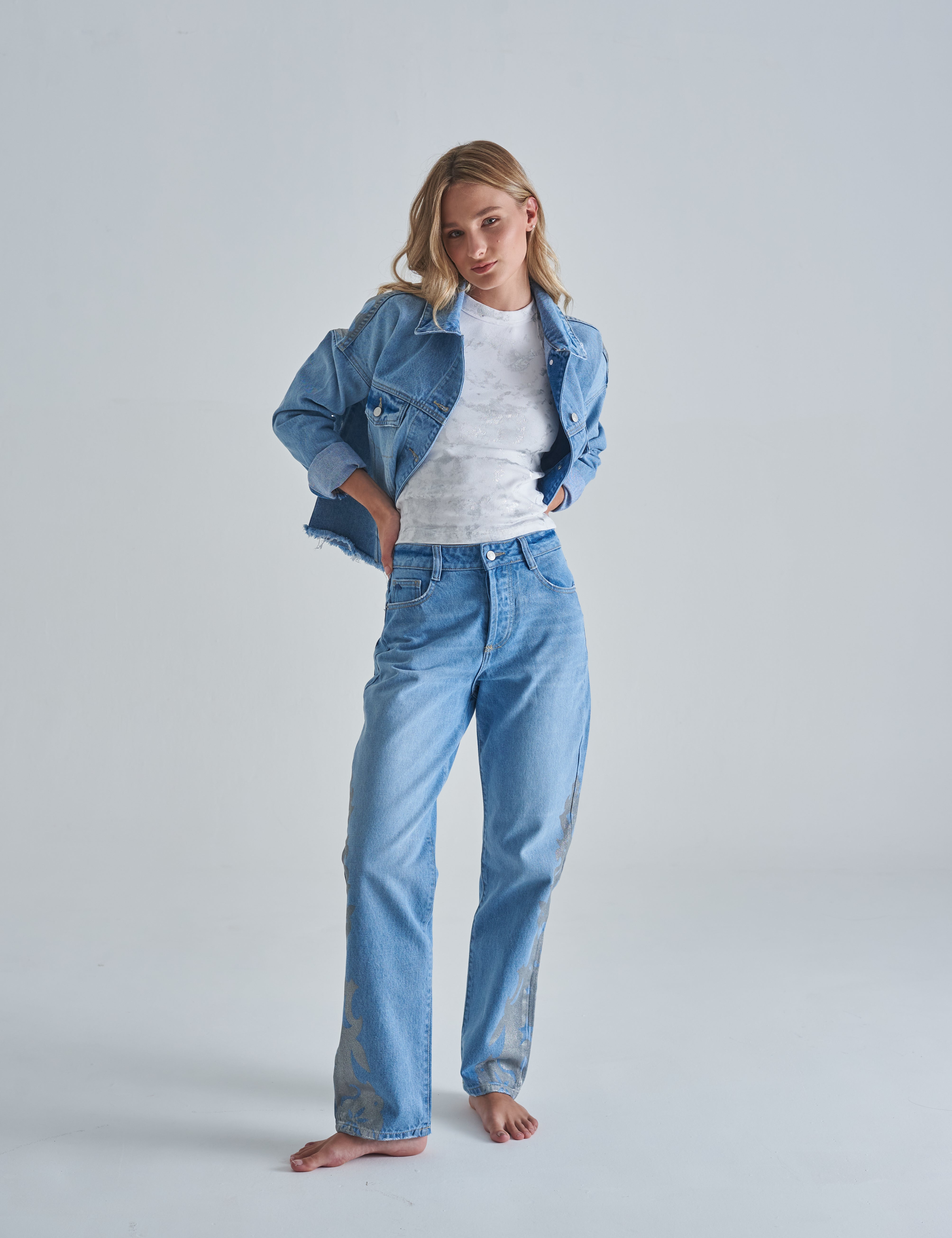 Chaqueta de denim para mujer en tonos azules claros, con botones y bolsillos