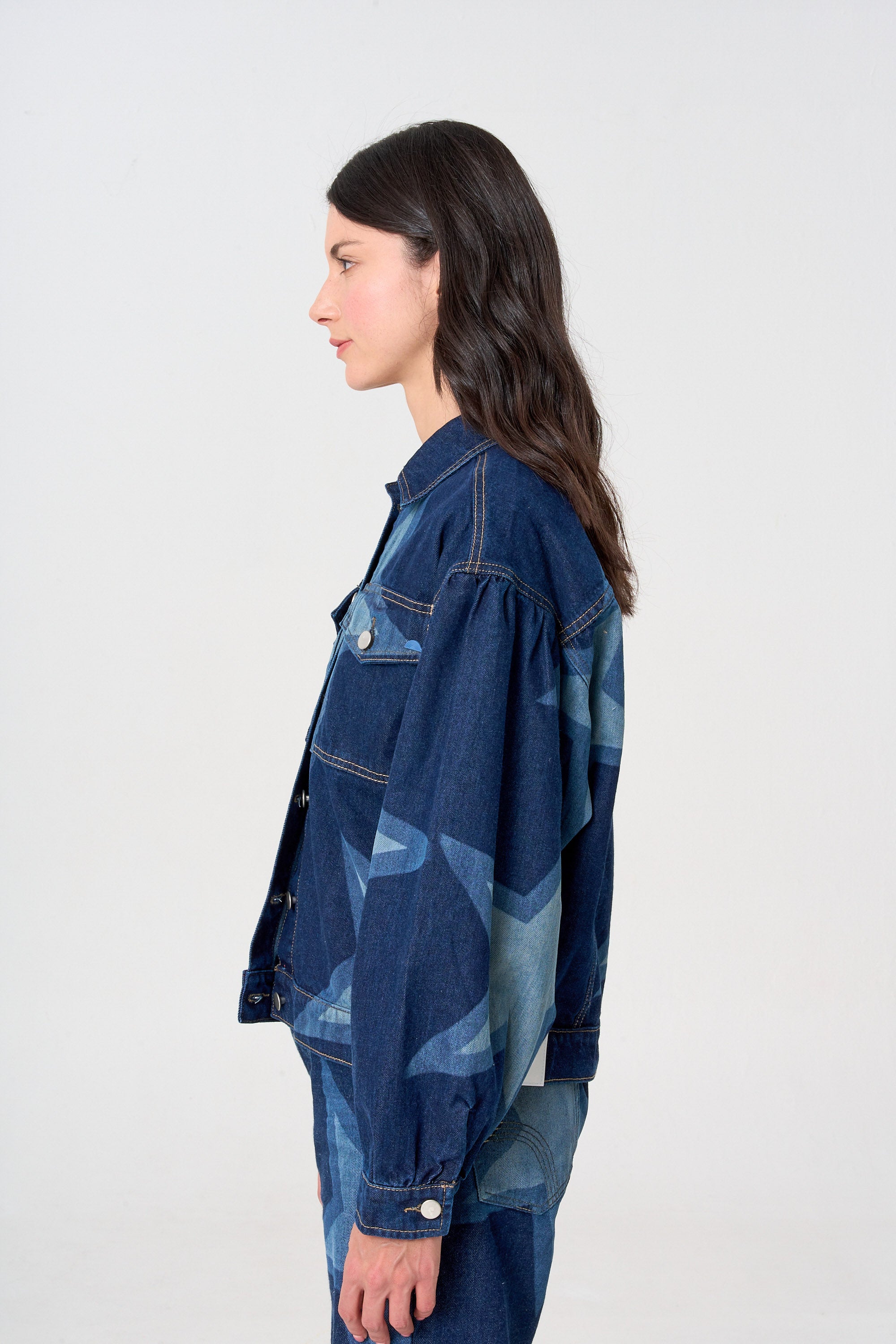 Chaqueta de denim para mujer con detalles únicos y bolsillos por dentro y por fuera