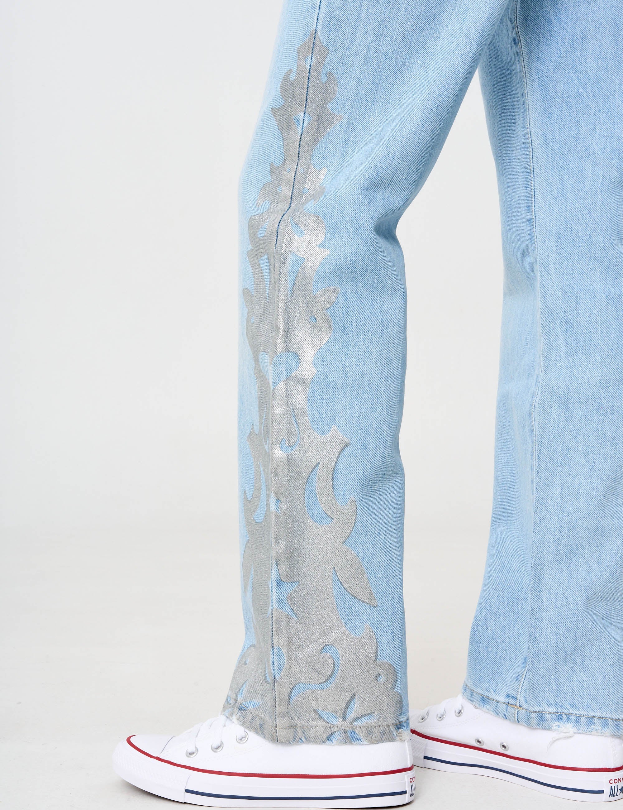 jean femenino azul claro con estampado