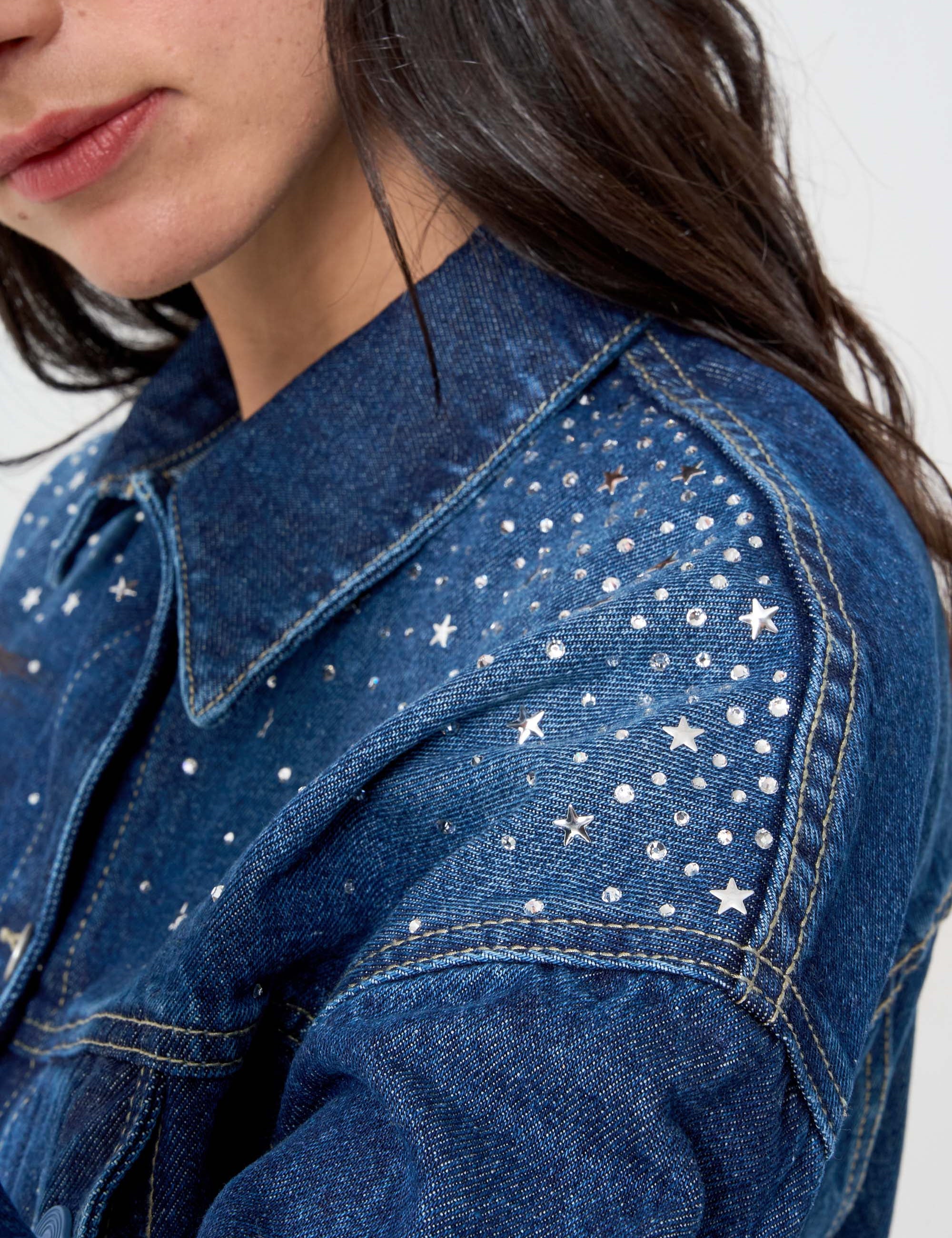 chaqueta femenina oscura con estrellas 