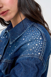 chaqueta femenina oscura con estrellas 