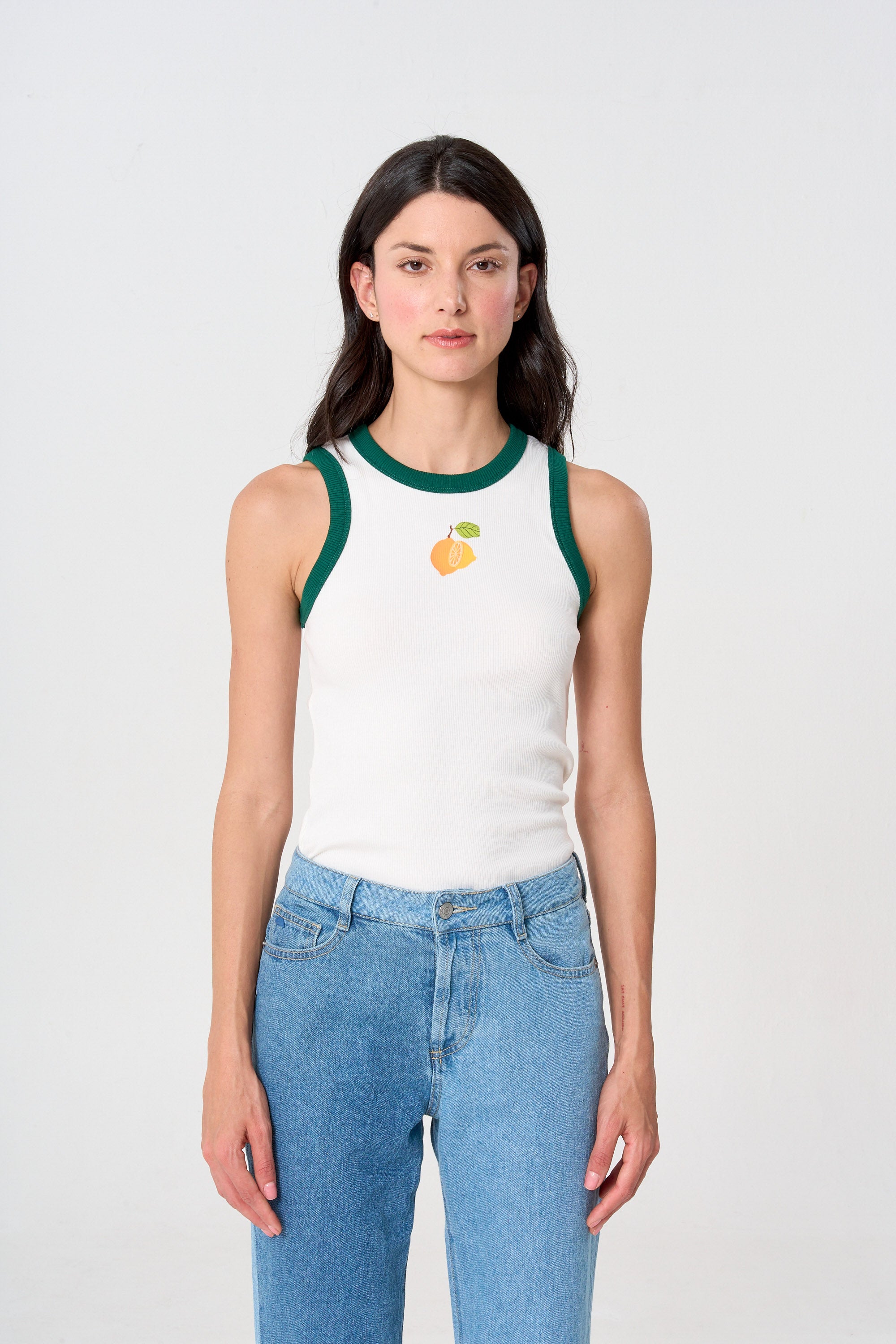 Tank top para mujer con diseño sin costuras y tirantes .
