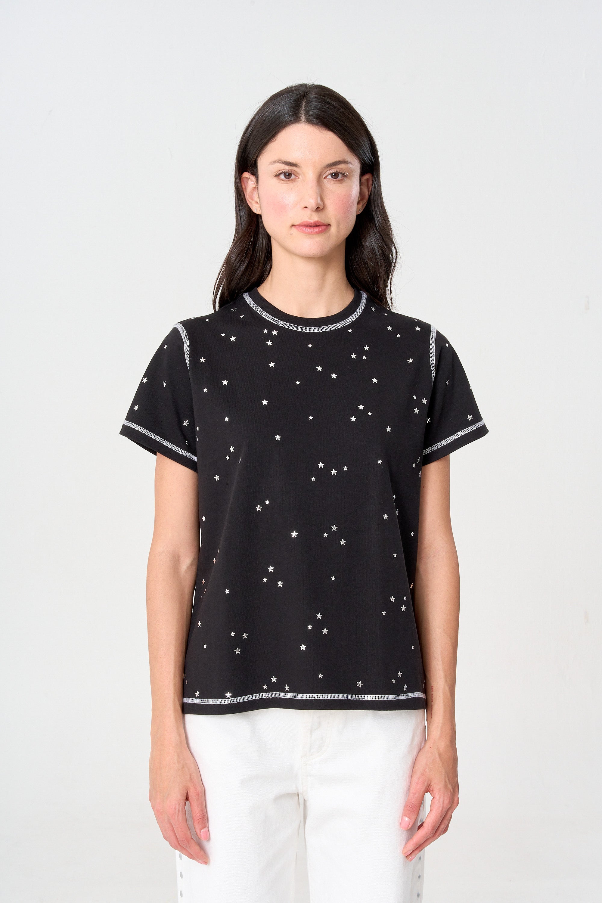 camiseta negra con estrellas