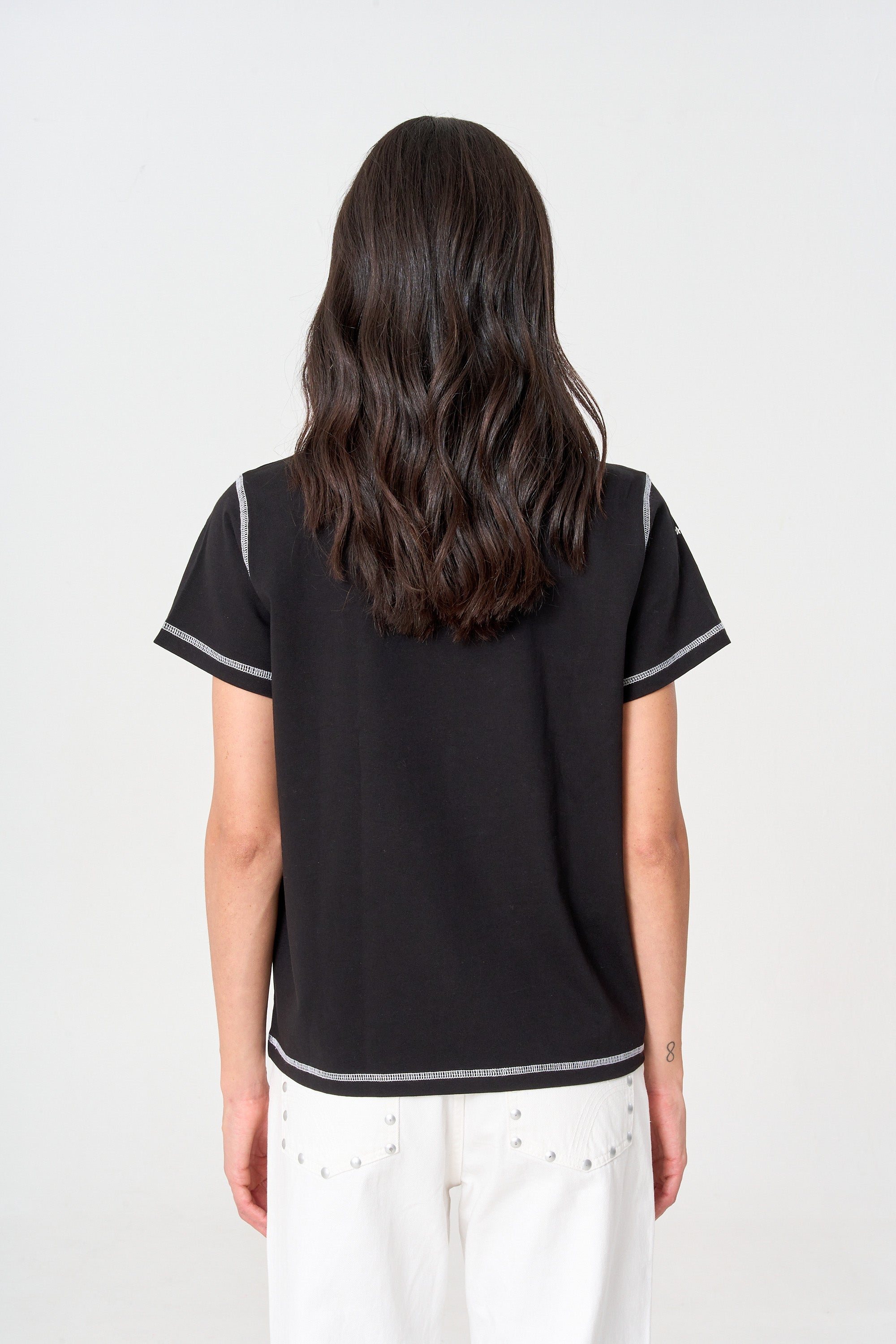 camiseta negra con estrellas