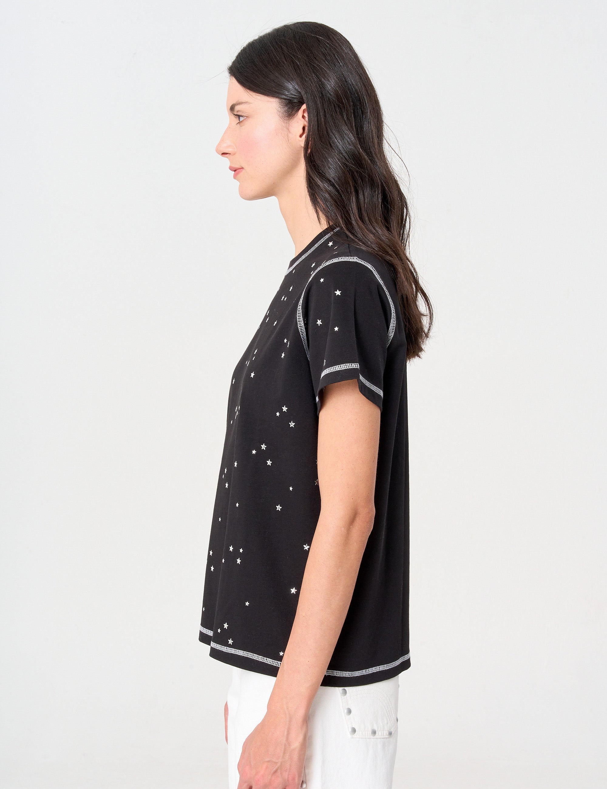 camiseta negra con estrellas