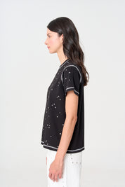 camiseta negra con estrellas