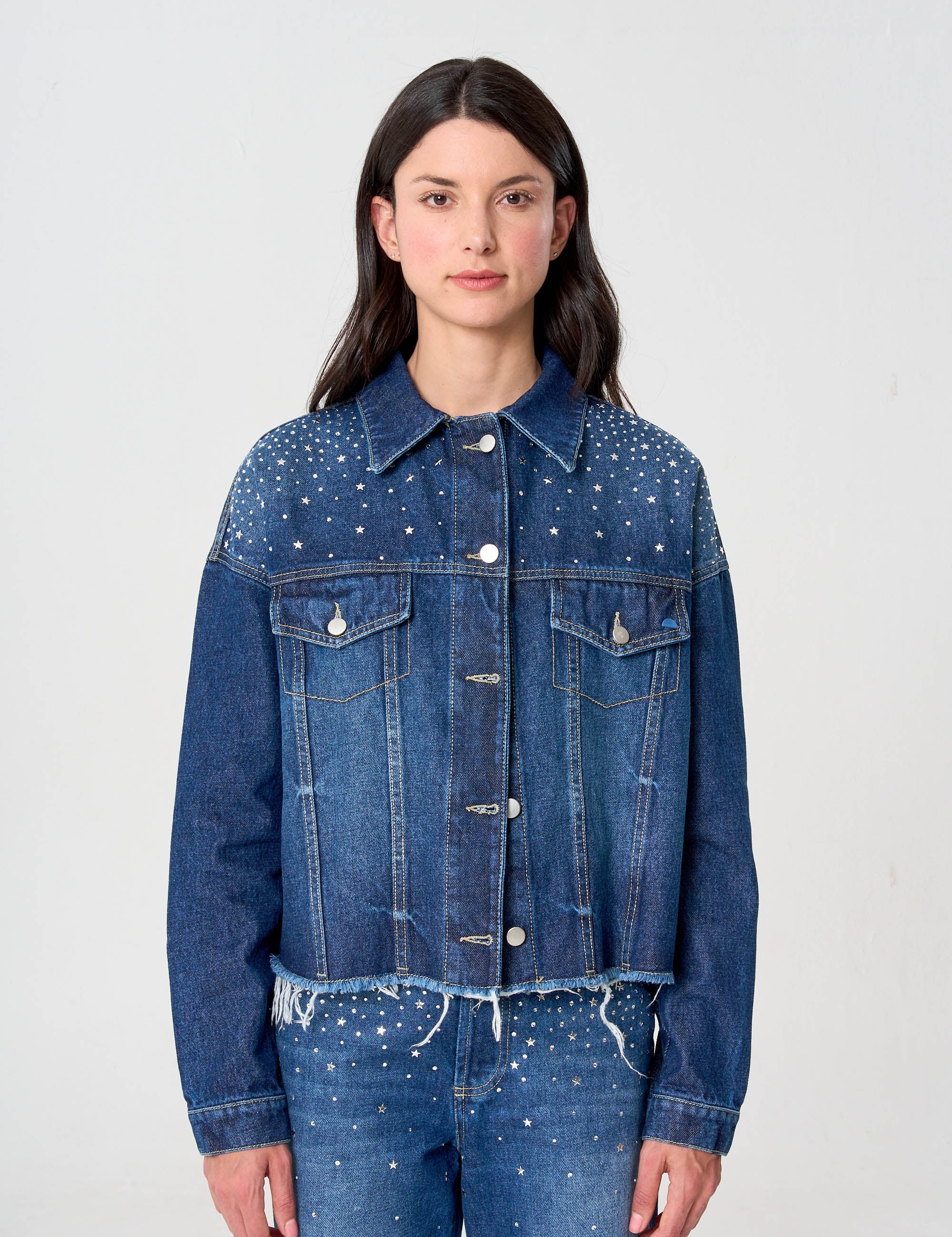 chaqueta femenina oscura con estrellas 