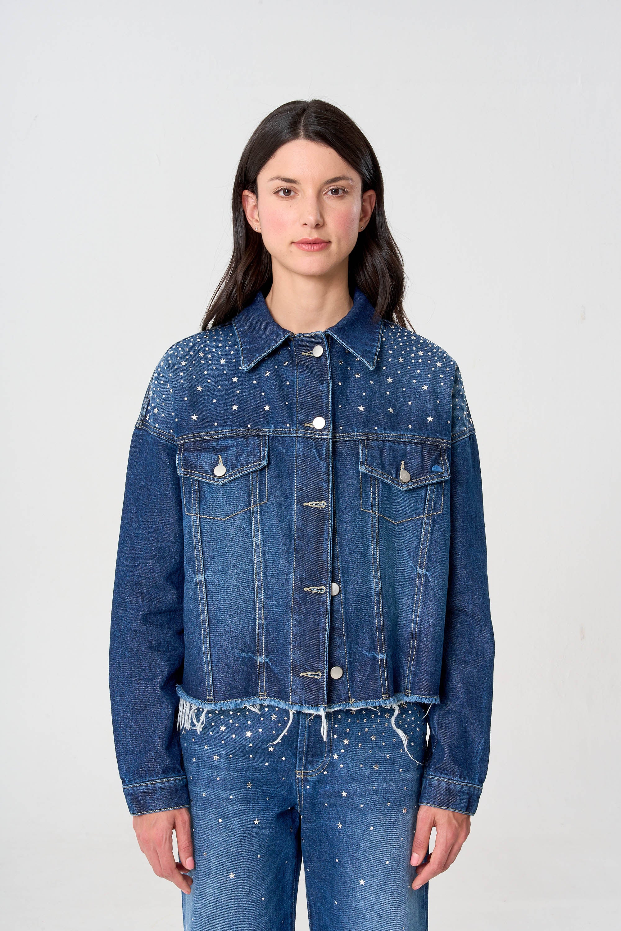 chaqueta femenina oscura con estrellas 