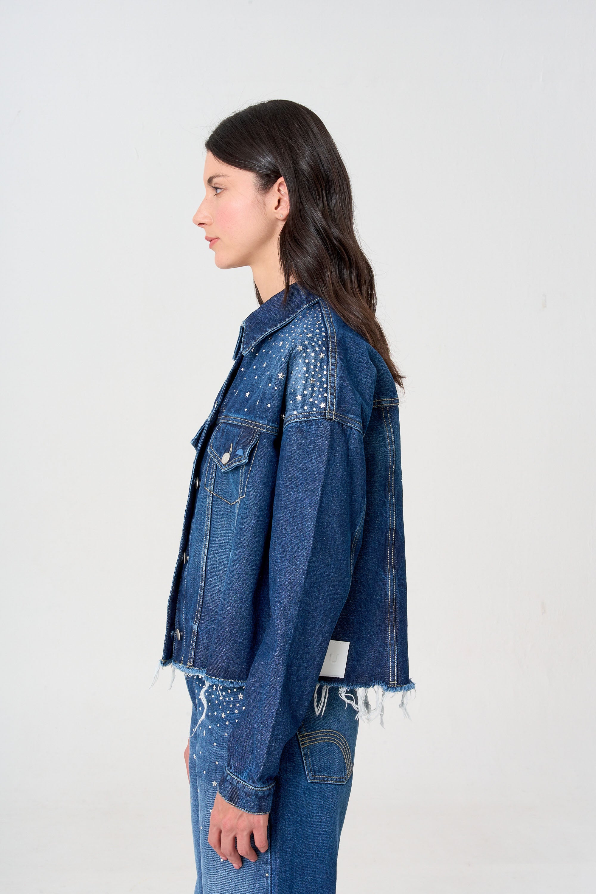 chaqueta femenina oscura con estrellas 