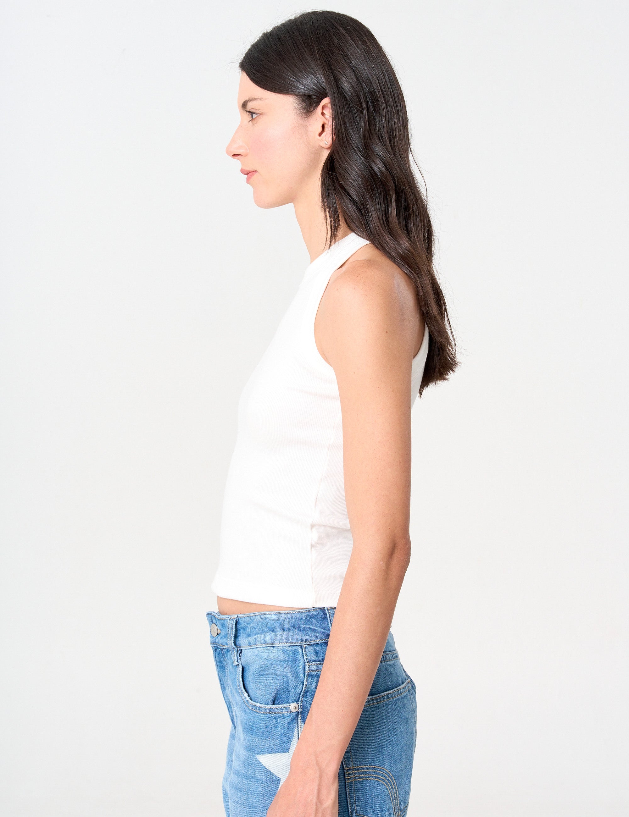 Tank top blanco para mujer en tela transpirable.
