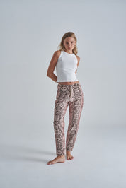 Mom jeans mujer de colores cafes y rojos combinados con top cropped y sandalias.