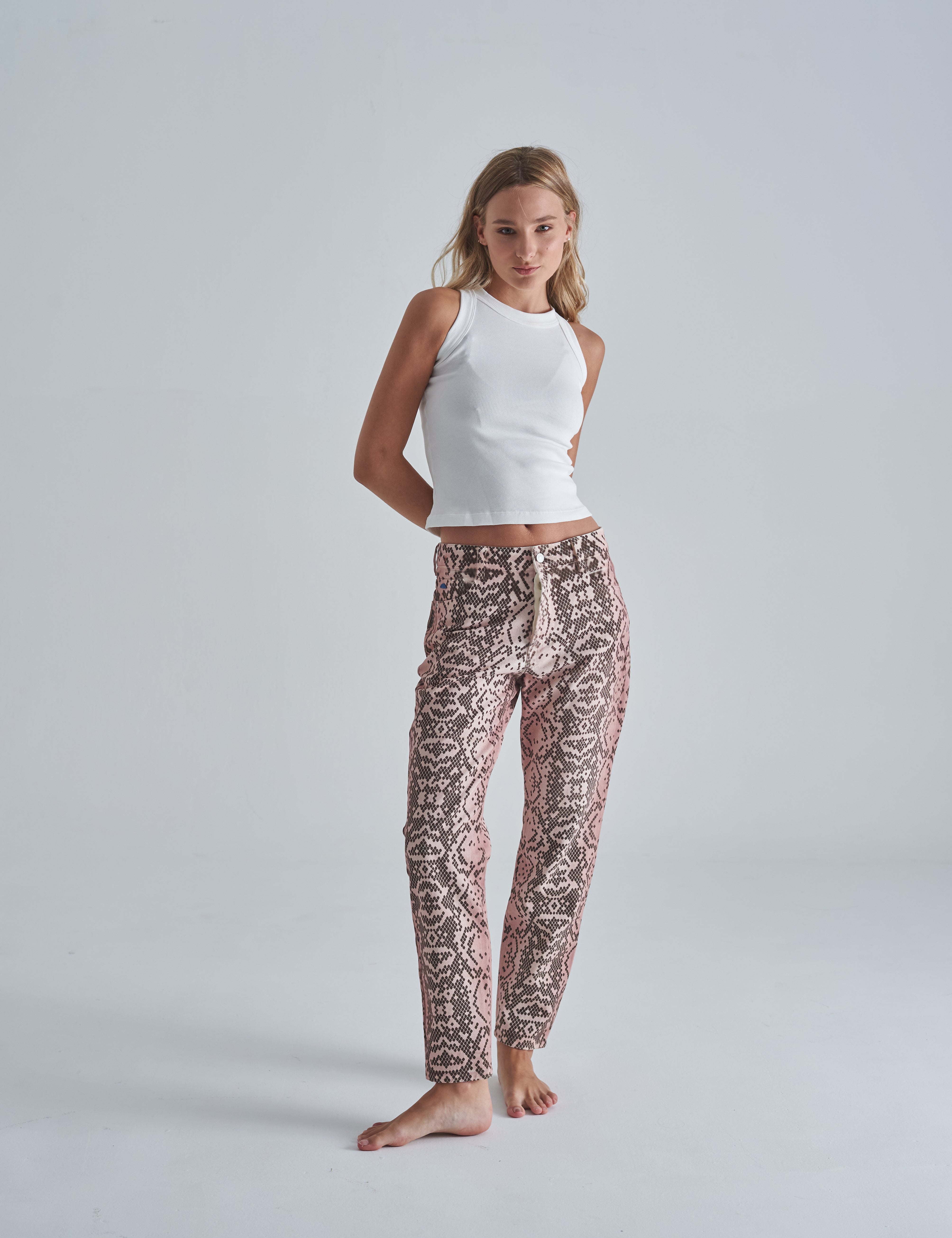 Mom jeans mujer de colores cafes y rojos combinados con top cropped y sandalias.