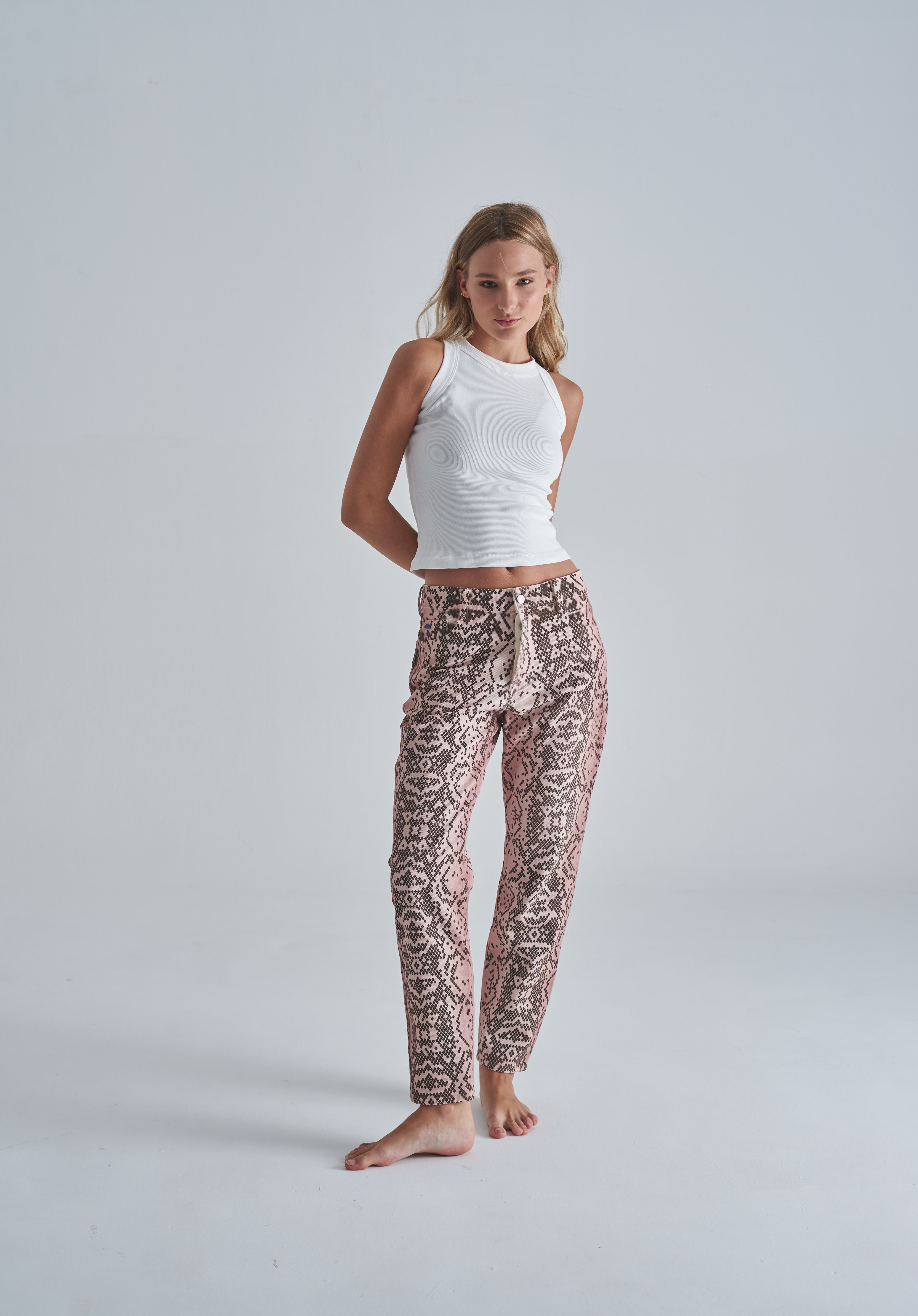 Mom jeans mujer de colores cafes y rojos combinados con top cropped y sandalias.