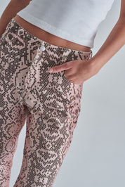 Mom jeans mujer de colores cafes y rojos combinados con top cropped y sandalias. Bosillos y estilo suelto