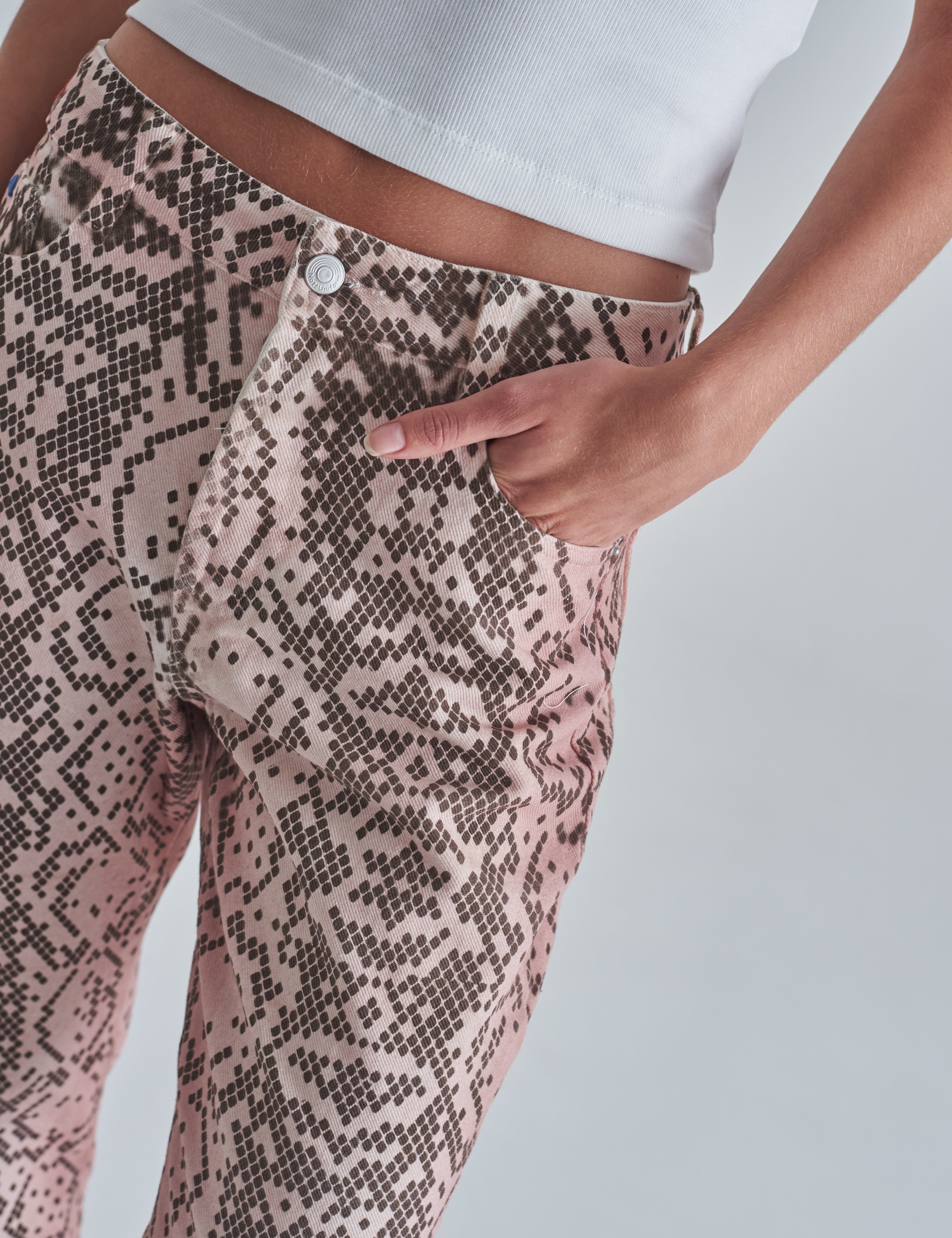 Mom jeans mujer de colores cafes y rojos combinados con top cropped y sandalias. Bosillos y estilo suelto