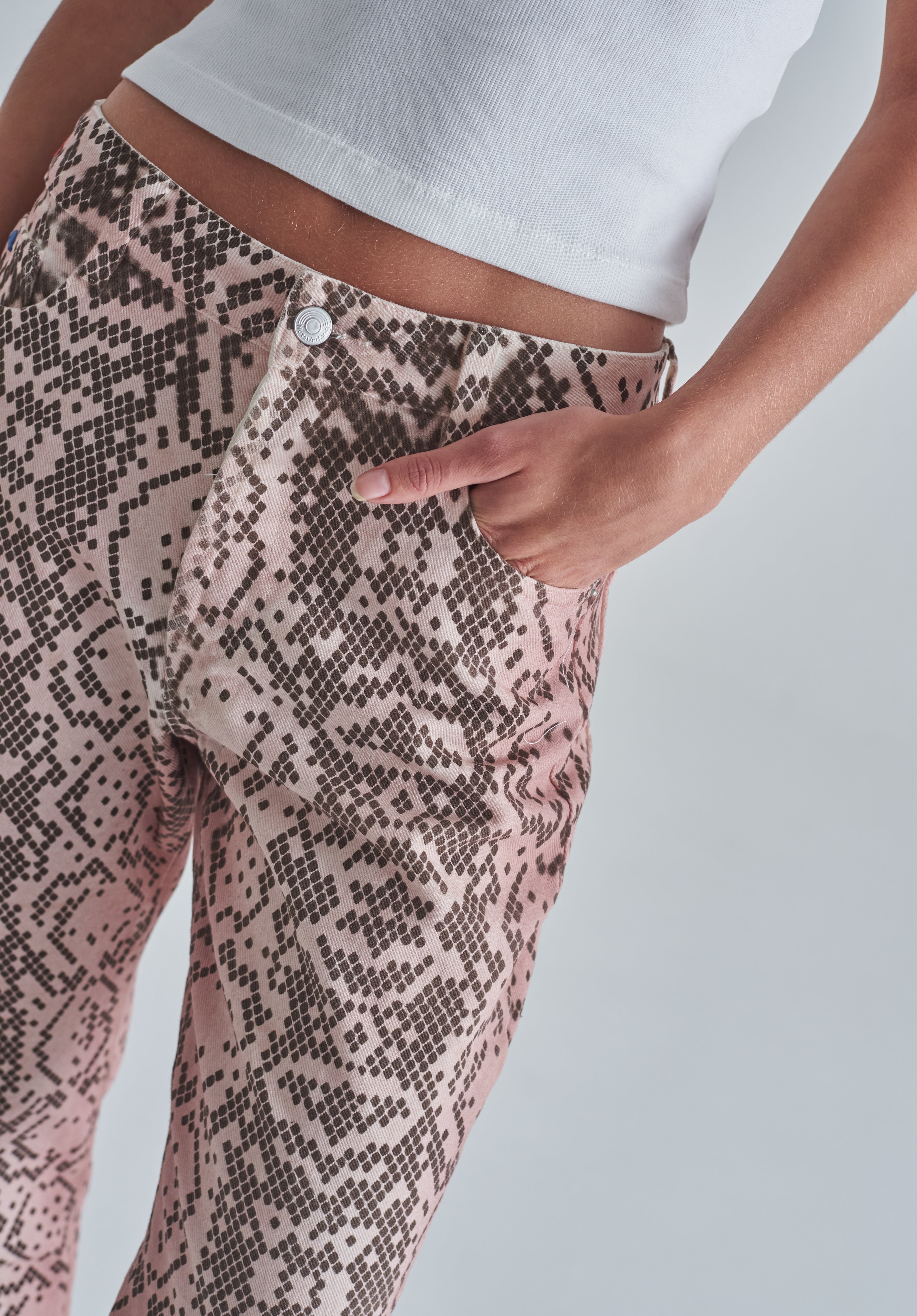 Mom jeans mujer de colores cafes y rojos combinados con top cropped y sandalias. Bosillos y estilo suelto