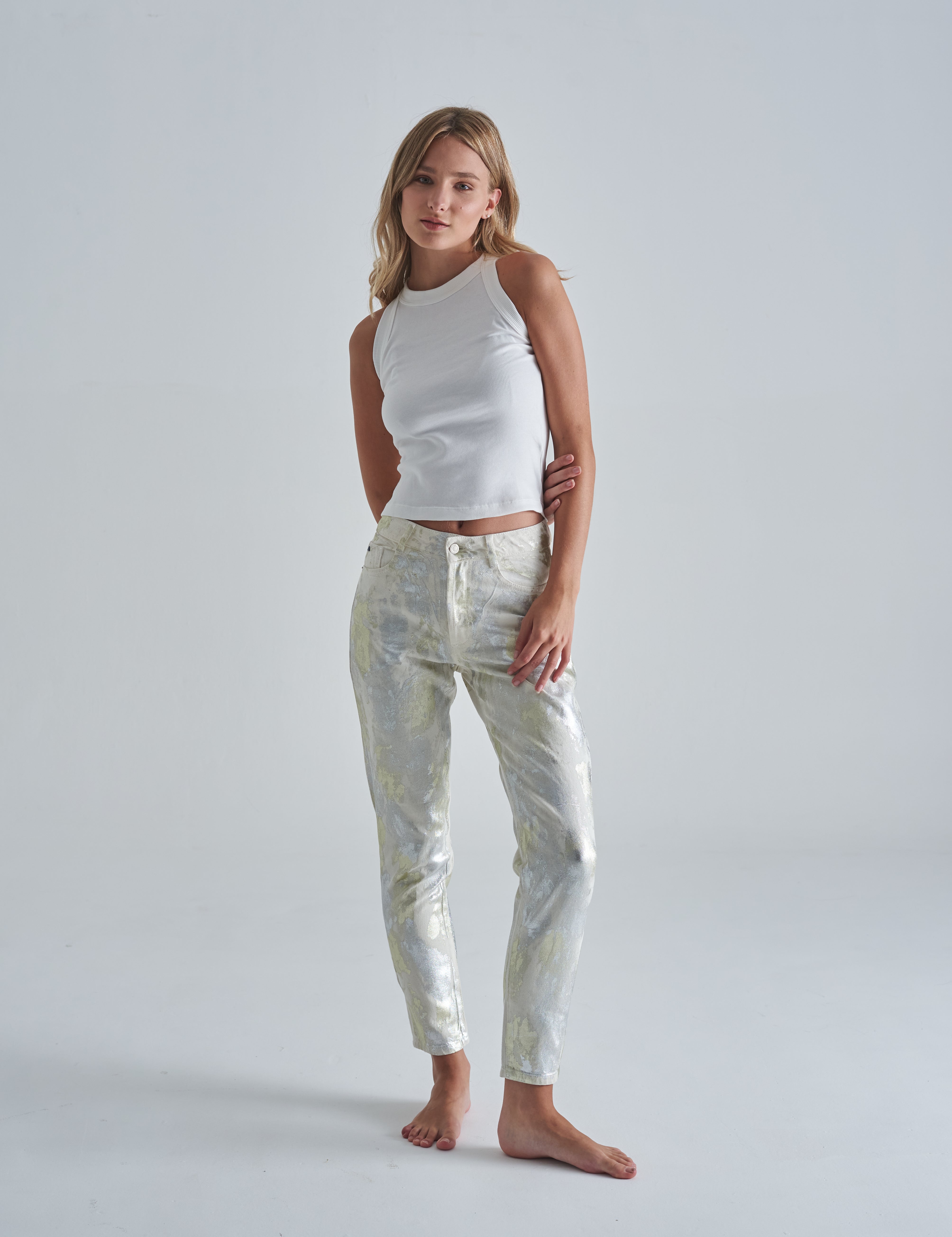 Jeans mom NAU para mujer en color blanco , estilo vintage y pierna recta.