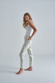 Outfit con mom jeans rotos para mujer, combinados con tank top.