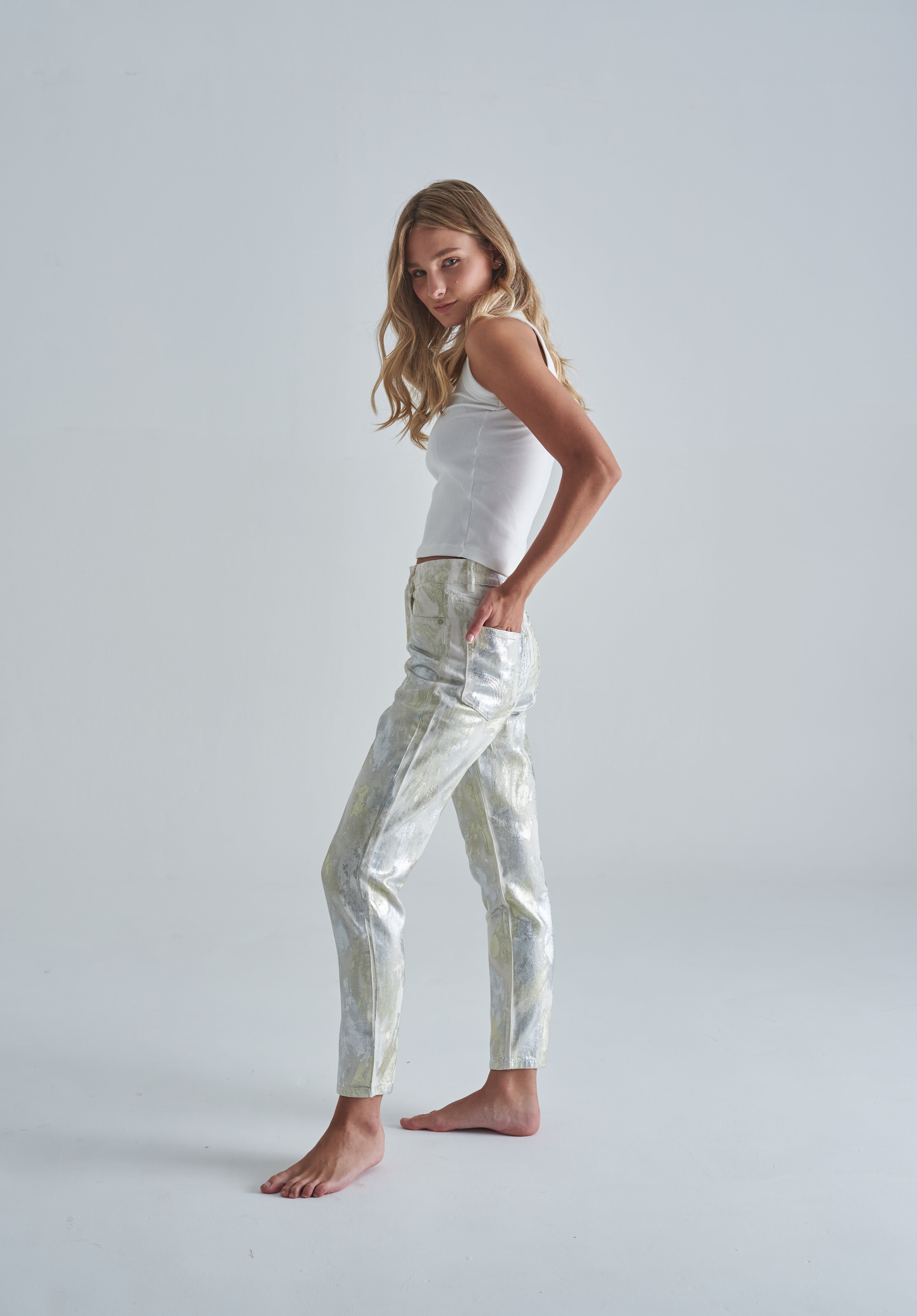 Outfit con mom jeans rotos para mujer, combinados con tank top.