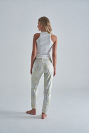 eans mom sueltos para mujer con blusa ajustada y accesorios minimalistas.