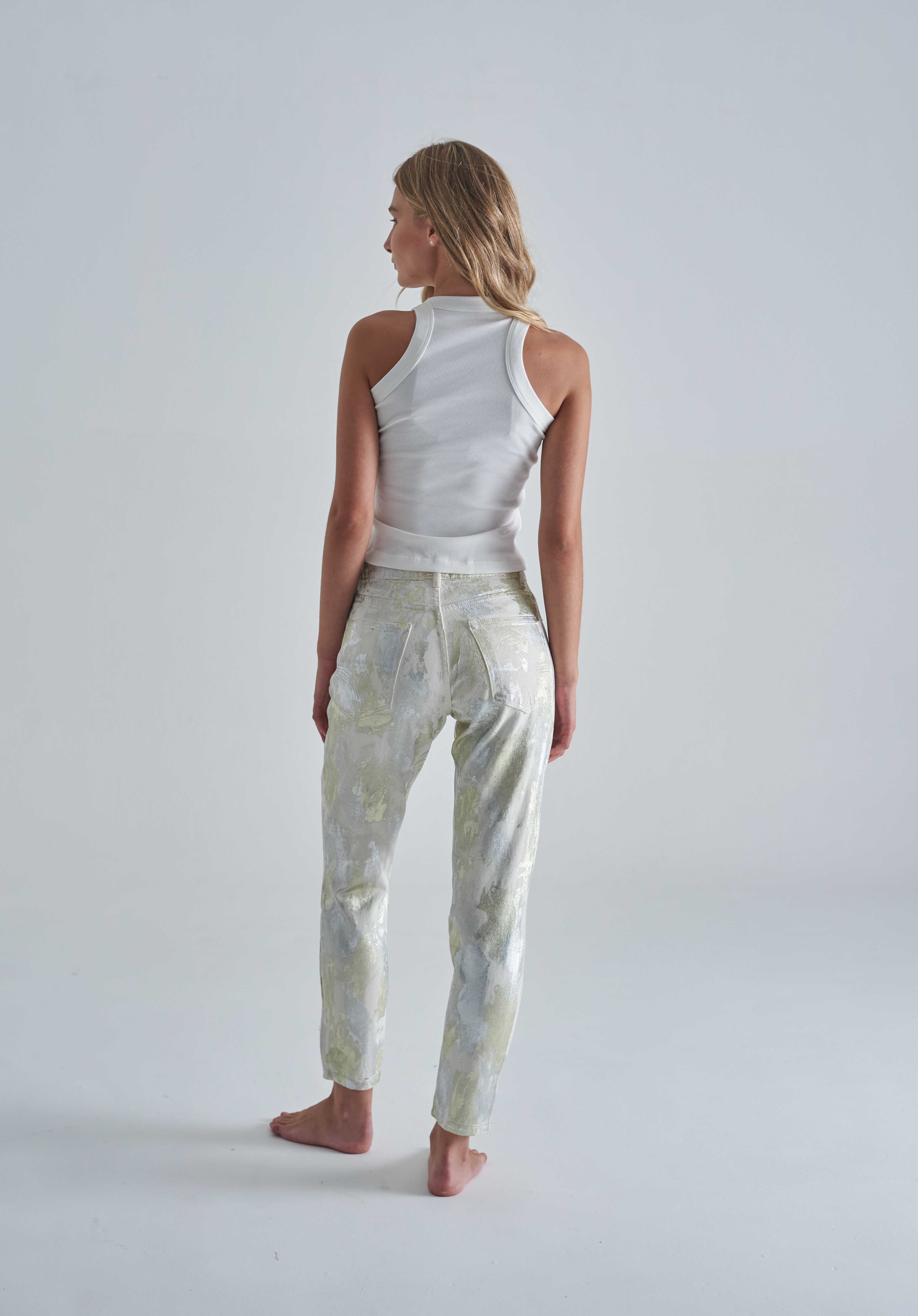 eans mom sueltos para mujer con blusa ajustada y accesorios minimalistas.