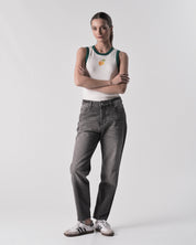 jeans mom para mujer de tiro alto en denim oscuro, combinados con camiseta básica.