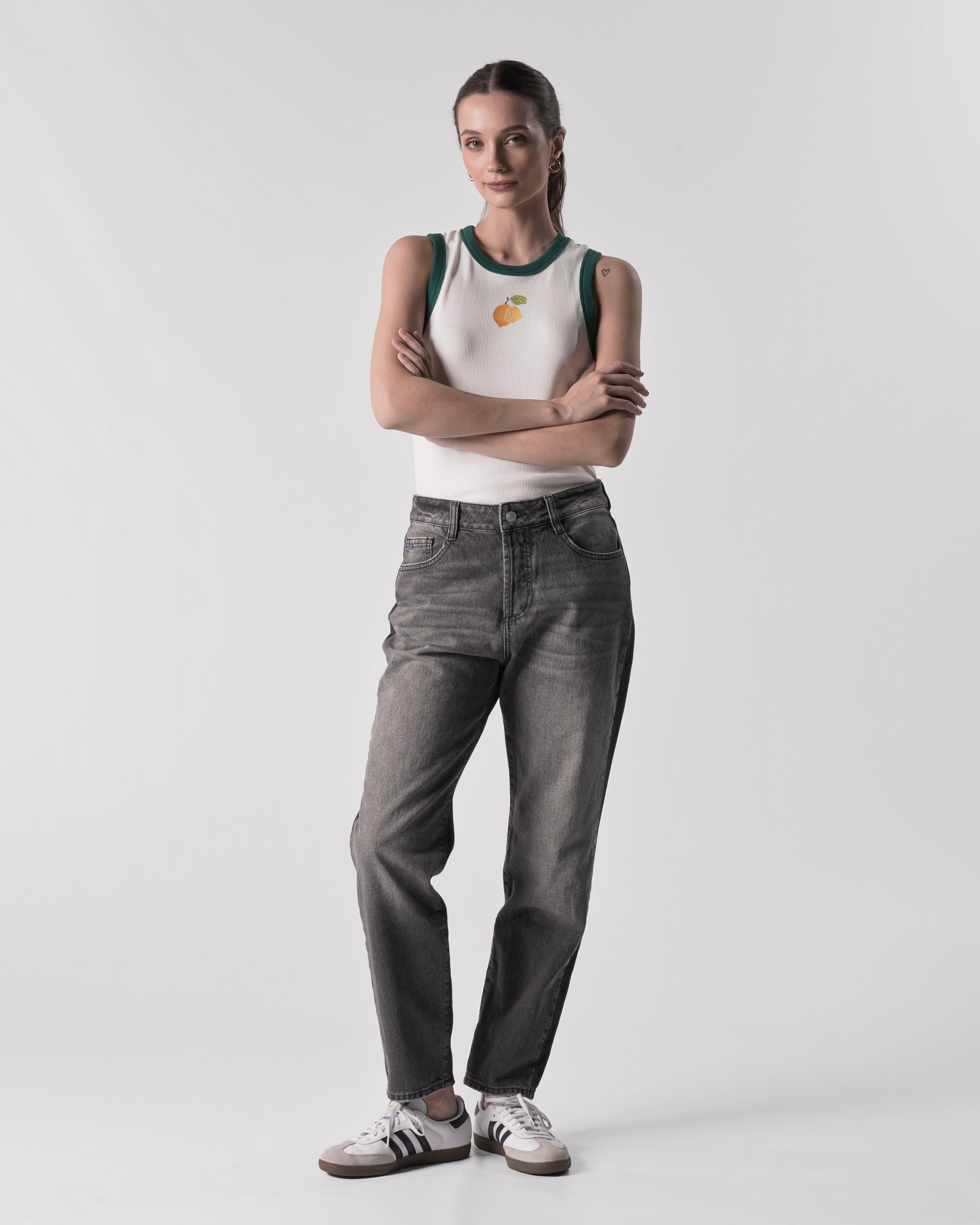 jeans mom para mujer de tiro alto en denim oscuro, combinados con camiseta básica.