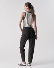 Jeans mom para mujer suelto, con bolsillos atras, combinados con camiseta básica.