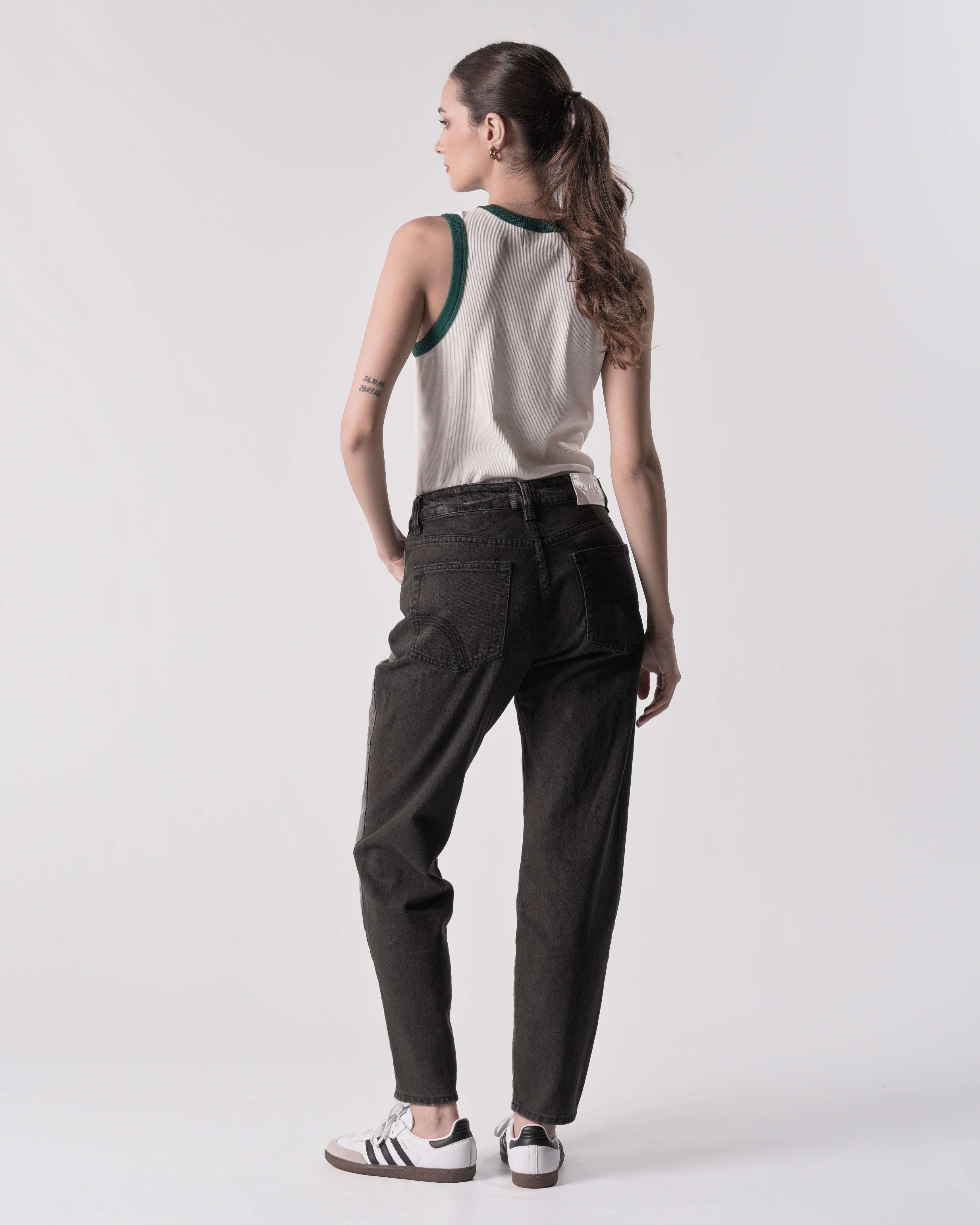 Jeans mom para mujer suelto, con bolsillos atras, combinados con camiseta básica.
