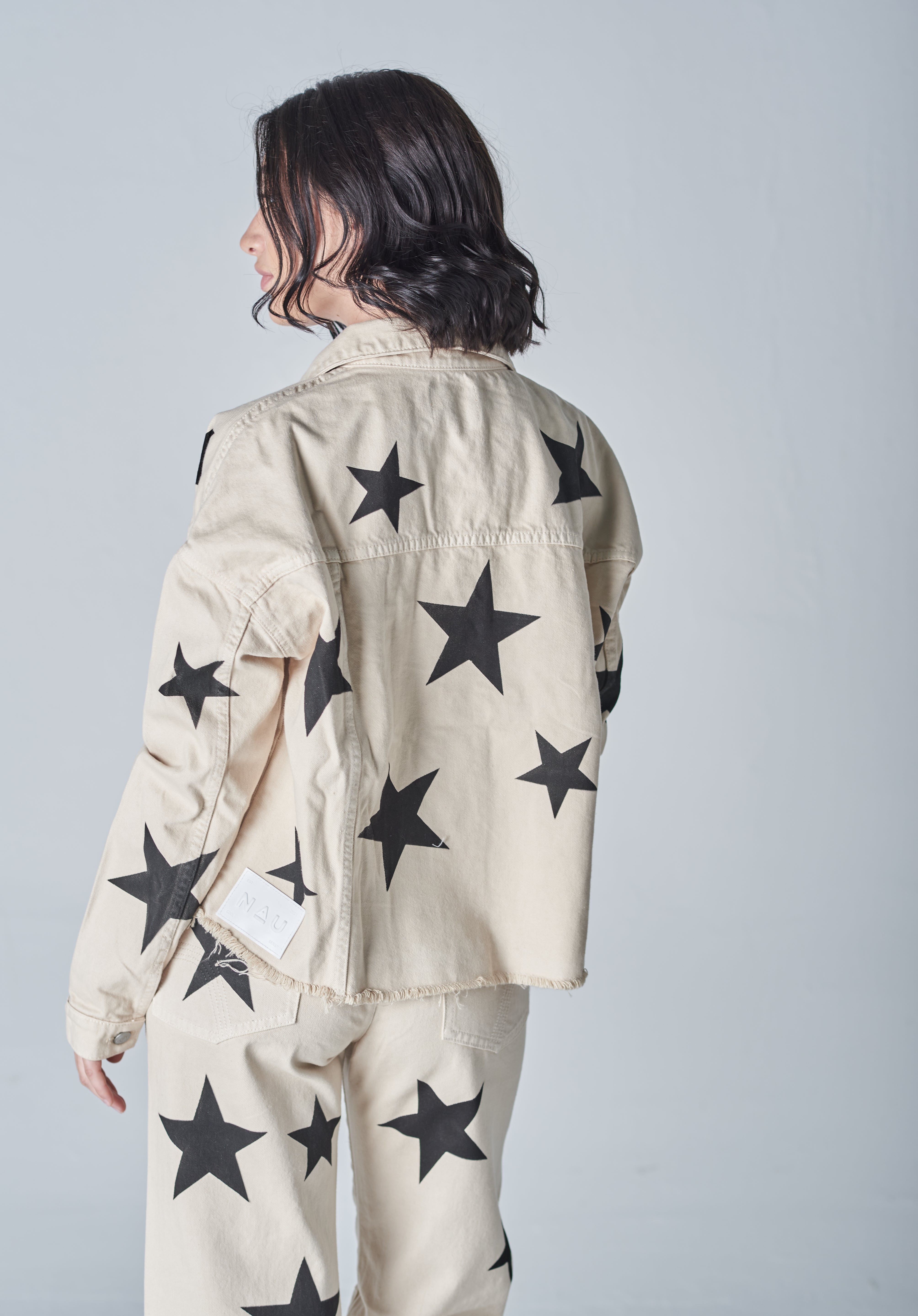 Chaqueta de mezclilla beige para mujer estilo casual.