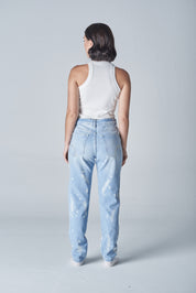 Pantalones mom jeans para mujer rotos y estilo relajado suelto con bolsillos atras, ideales para un look casual