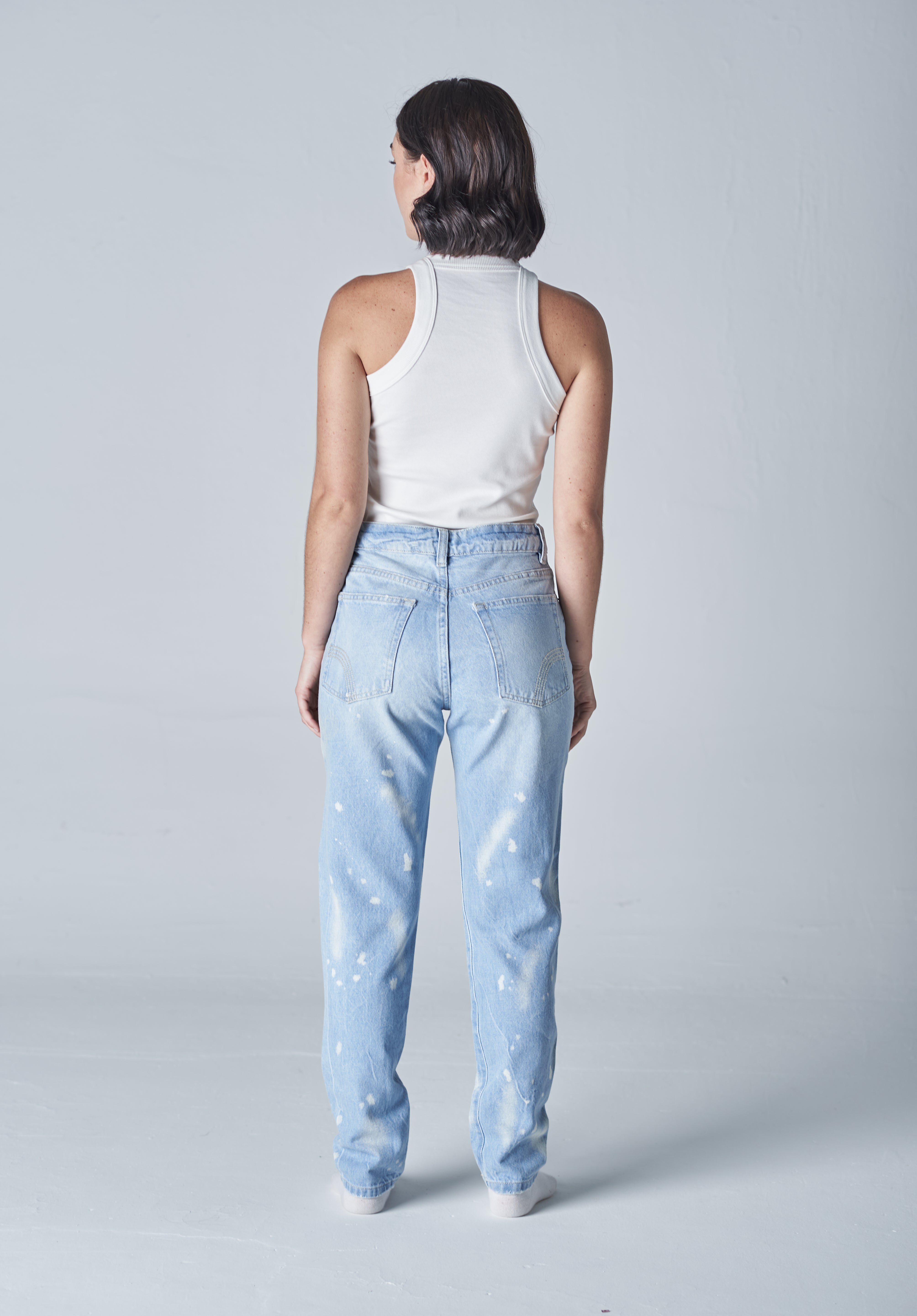 Pantalones mom jeans para mujer rotos y estilo relajado suelto con bolsillos atras, ideales para un look casual
