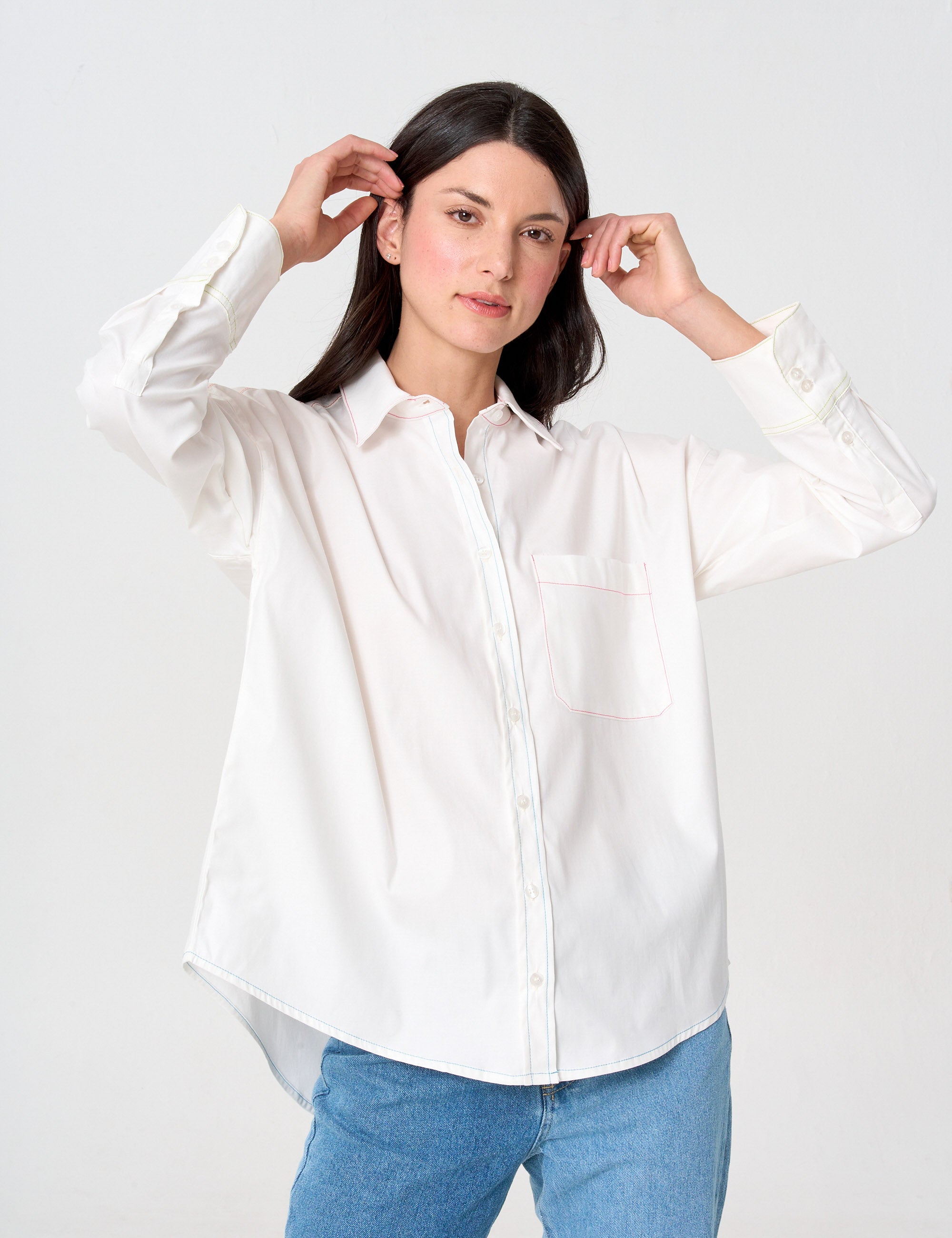 Encuentra una camisa blanca para mujer con botones y manga larga