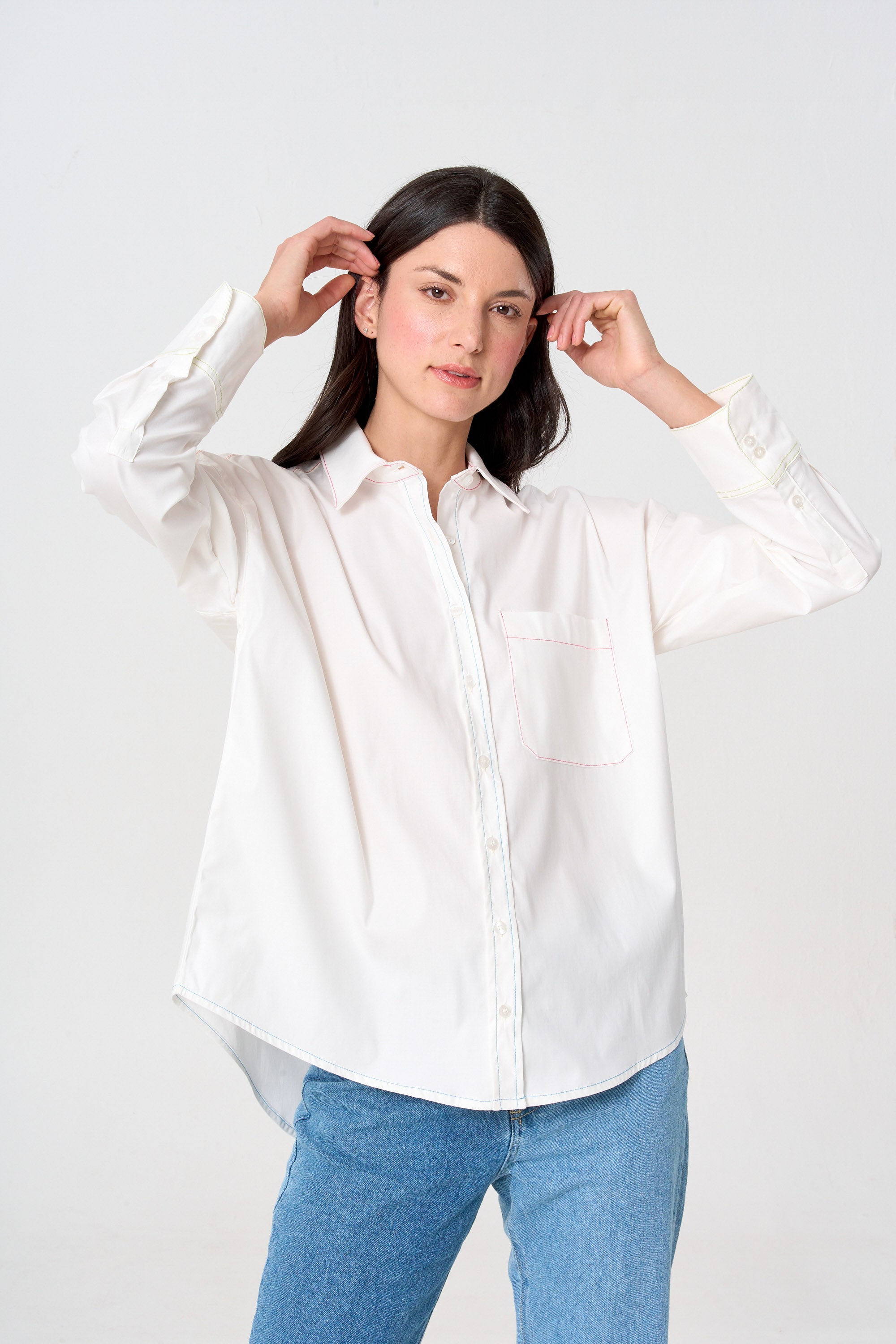 Encuentra una camisa blanca para mujer con botones y manga larga