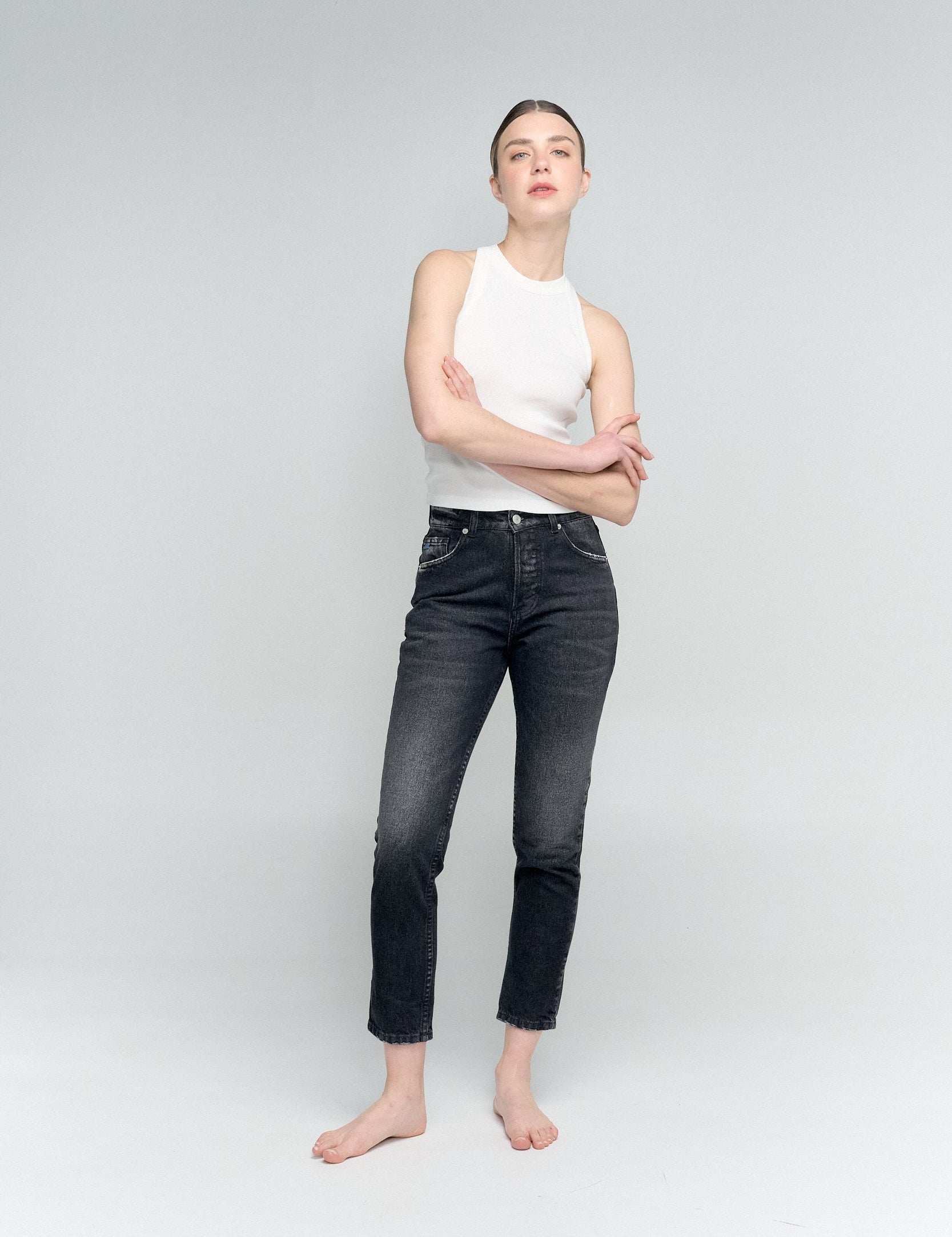 mom jean negro tono oscuro