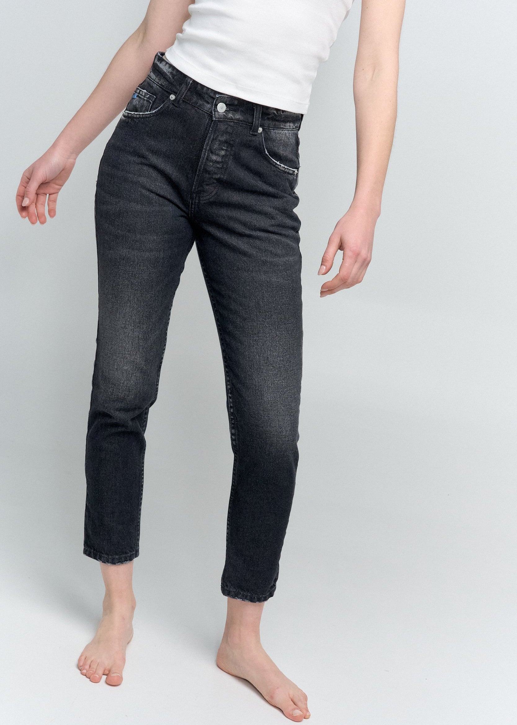 mom jean negro tono oscuro